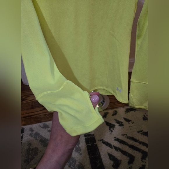 Under Armour Women's Yellow Long Sleeve Pullover With Thumb Holes, Sz Med - Picture 2 of 6